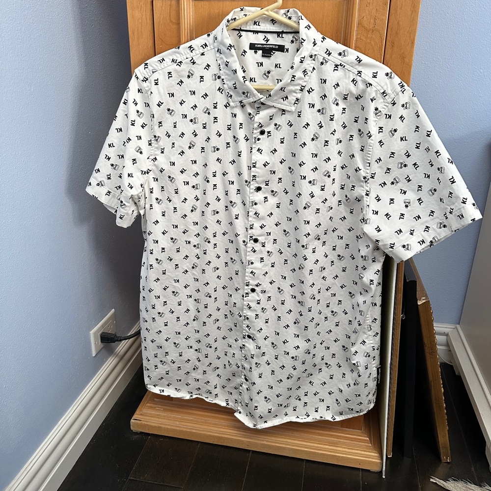 KARL LAGERFELD Snap Buttons Short Sleeve Black/White Logo EUC SOFT FABRIC “XL”